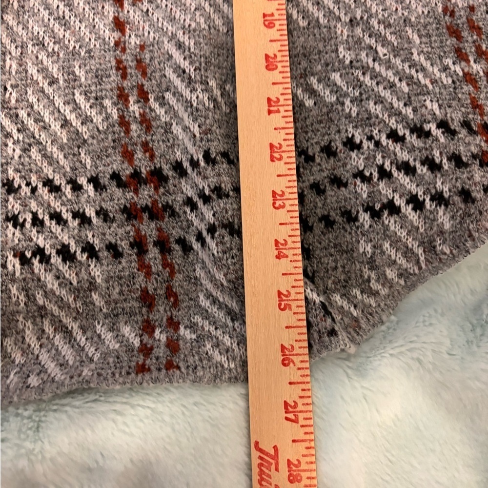 Elegant Plaid Blazer in Gray and Black - Picture 4 of 8